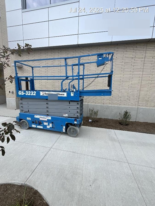 2019 Genie GS-3232 Folding rails with half height swing gate, 800 Amp Inverter