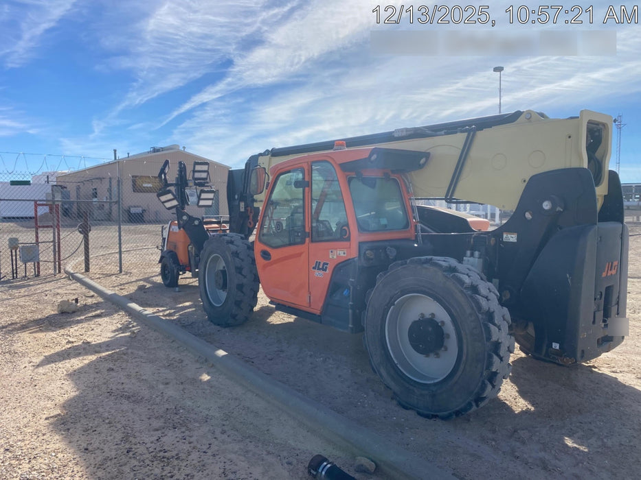 2019 JLG 1255 JLG 1255 T4F w/Full Cab, HVAC, Solid Tires, Work Lights/Beacon, 60" Carriage/Forks