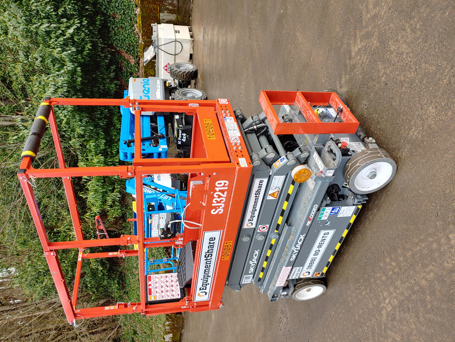 2020 Skyjack SJIII-3219 Solid NM Tires, Half height spring hinged entry gate, Dual Beacons, 800W Inverter