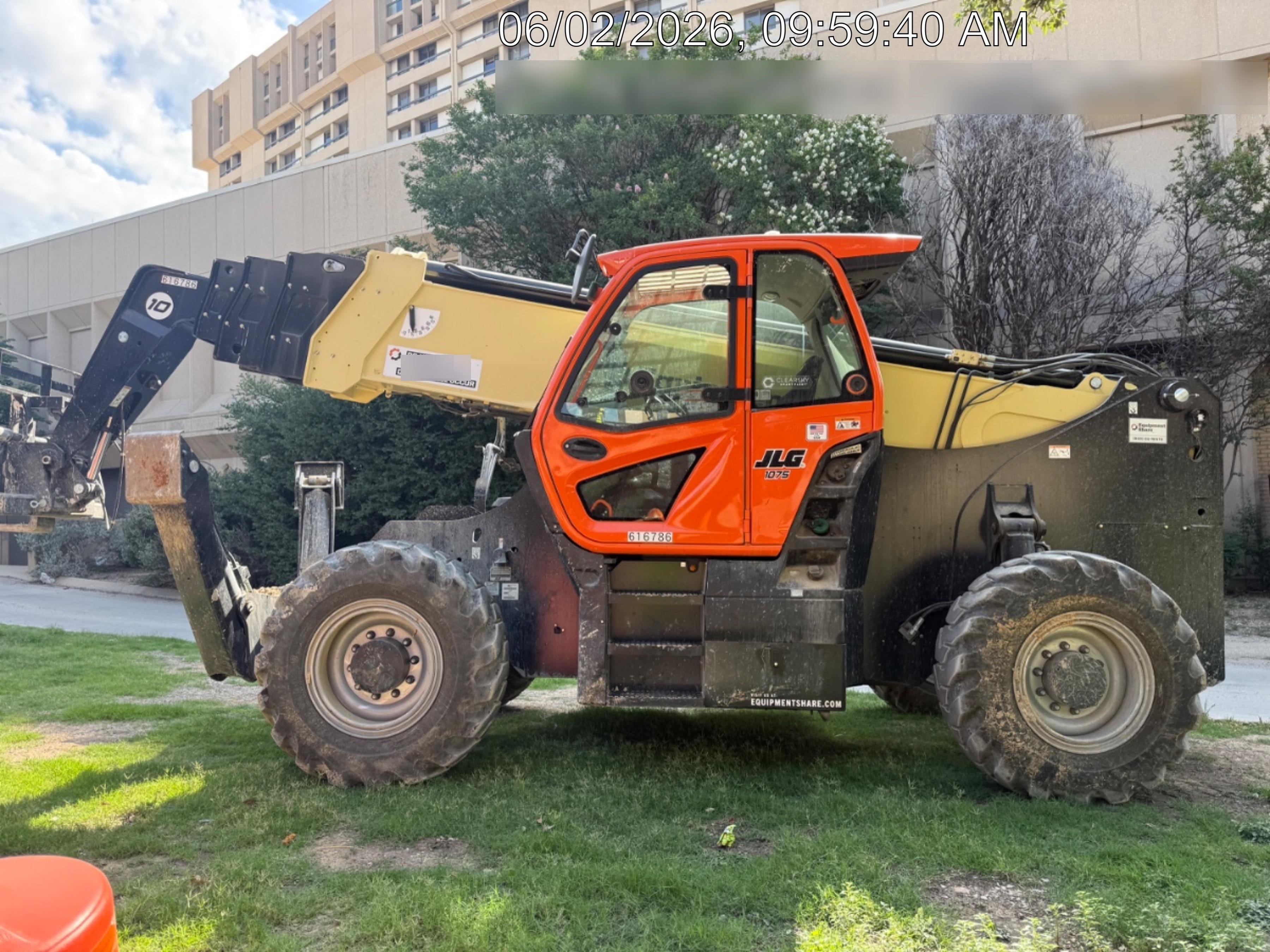 2025 JLG 1075