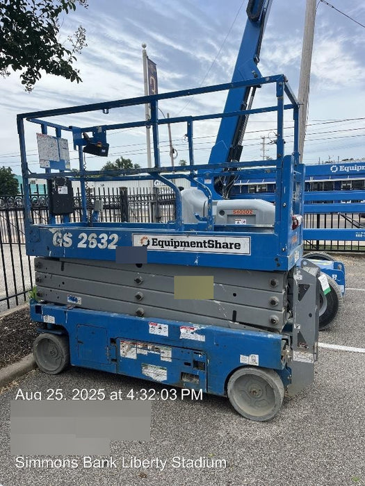 2019 Genie GS-2632 Folding rails with half height swing gate