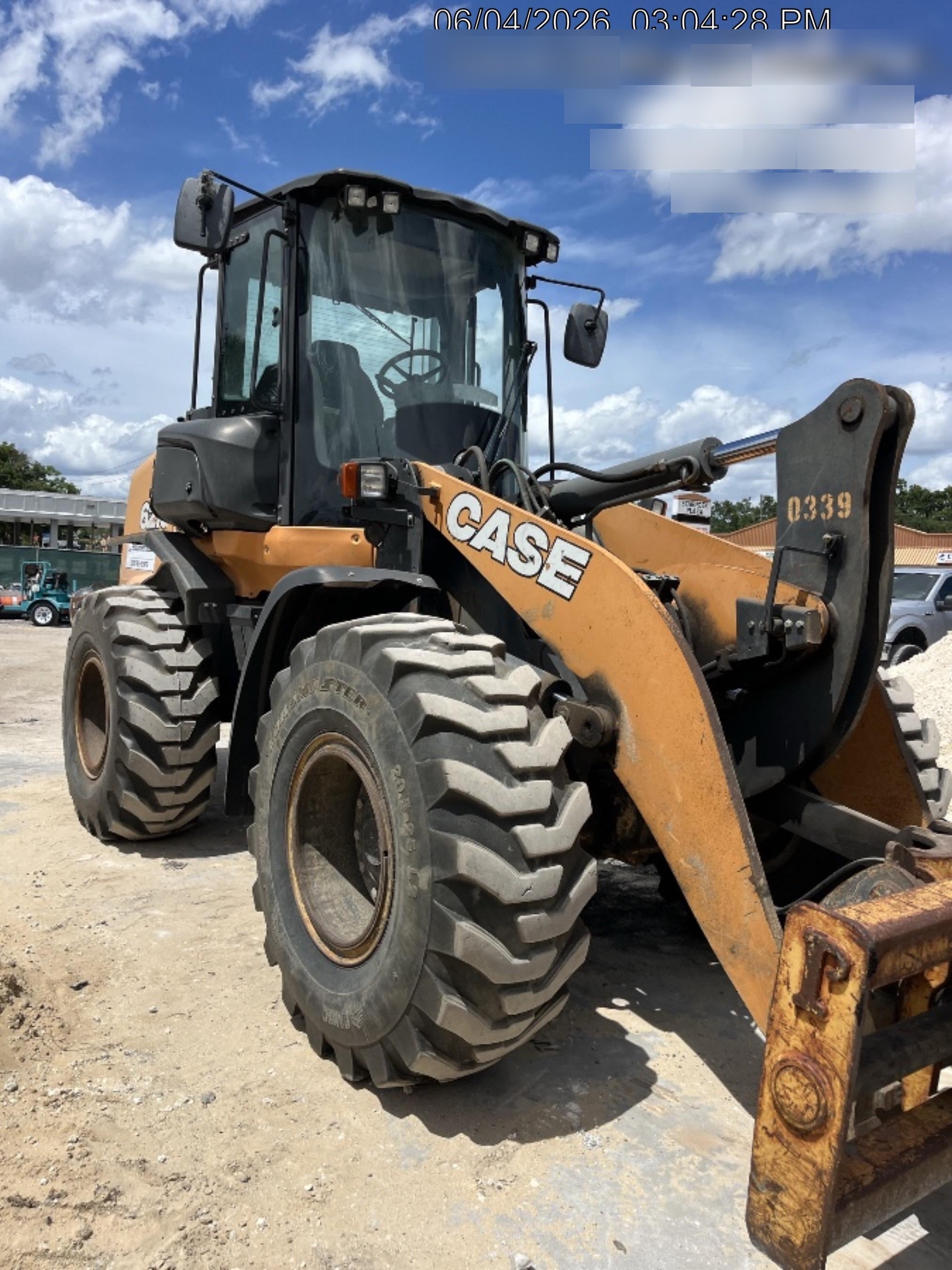 2018 Case 621G CLOSED CAB, 1 FUNCTION, JRB 416 STYLE HYD COUPLER