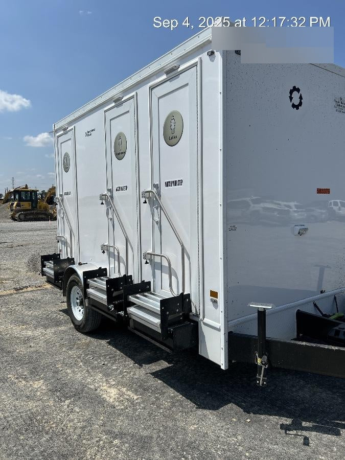 2025 PORTABLE RESTROOM TRAILER RRAV258741