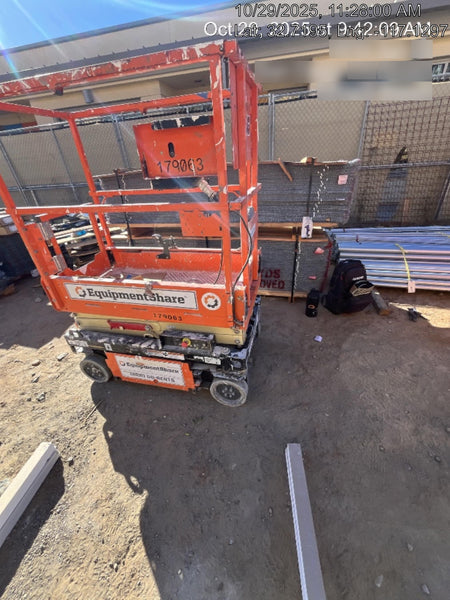 2021 JLG ES1330L