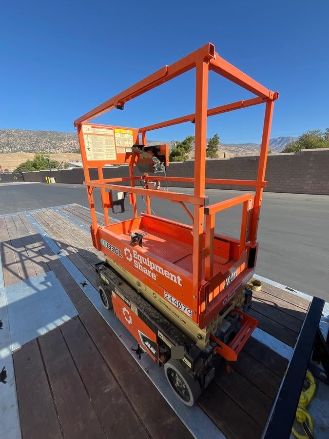 2022 JLG ES1330L