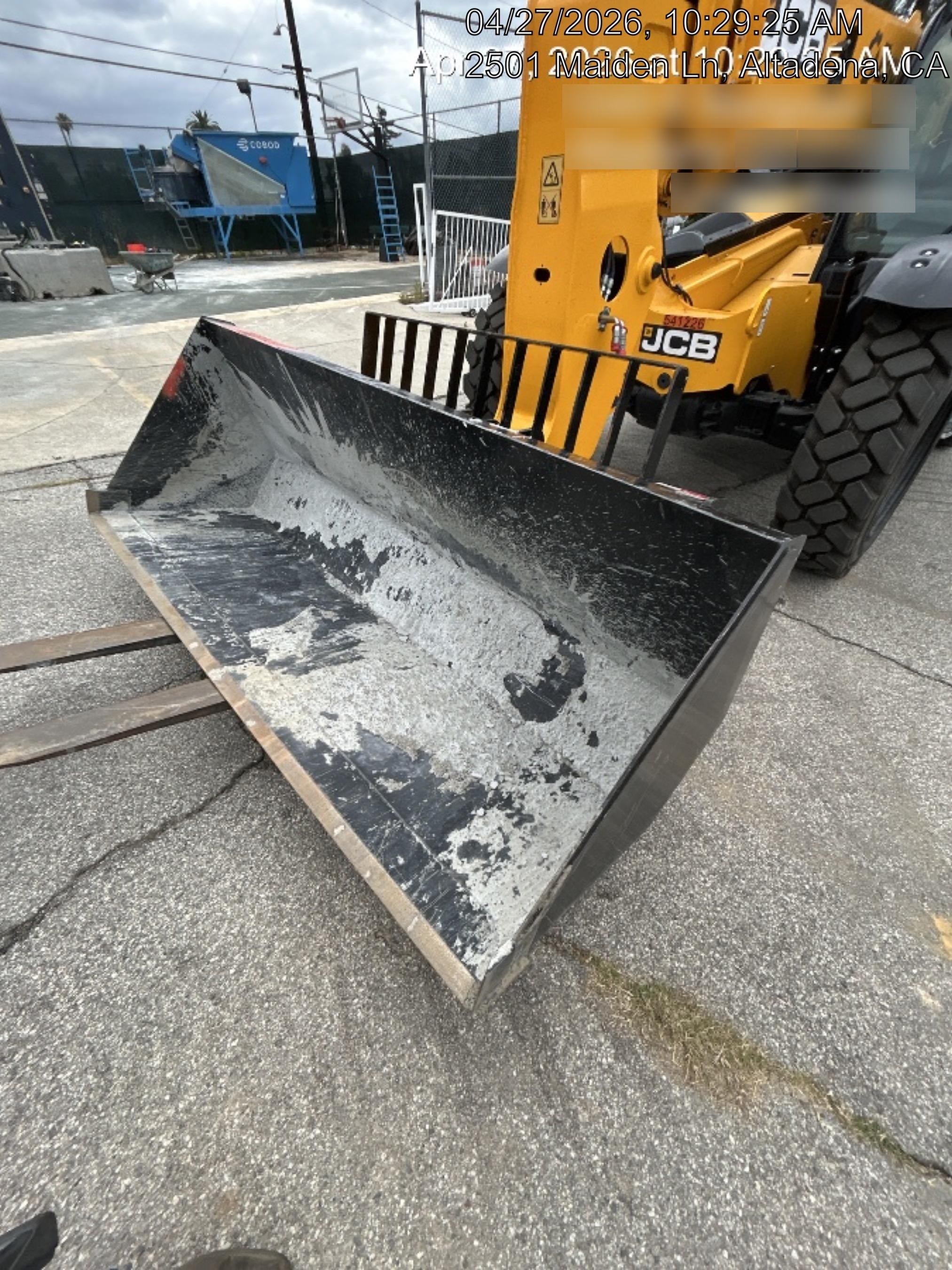 2025 JLG 1001100823