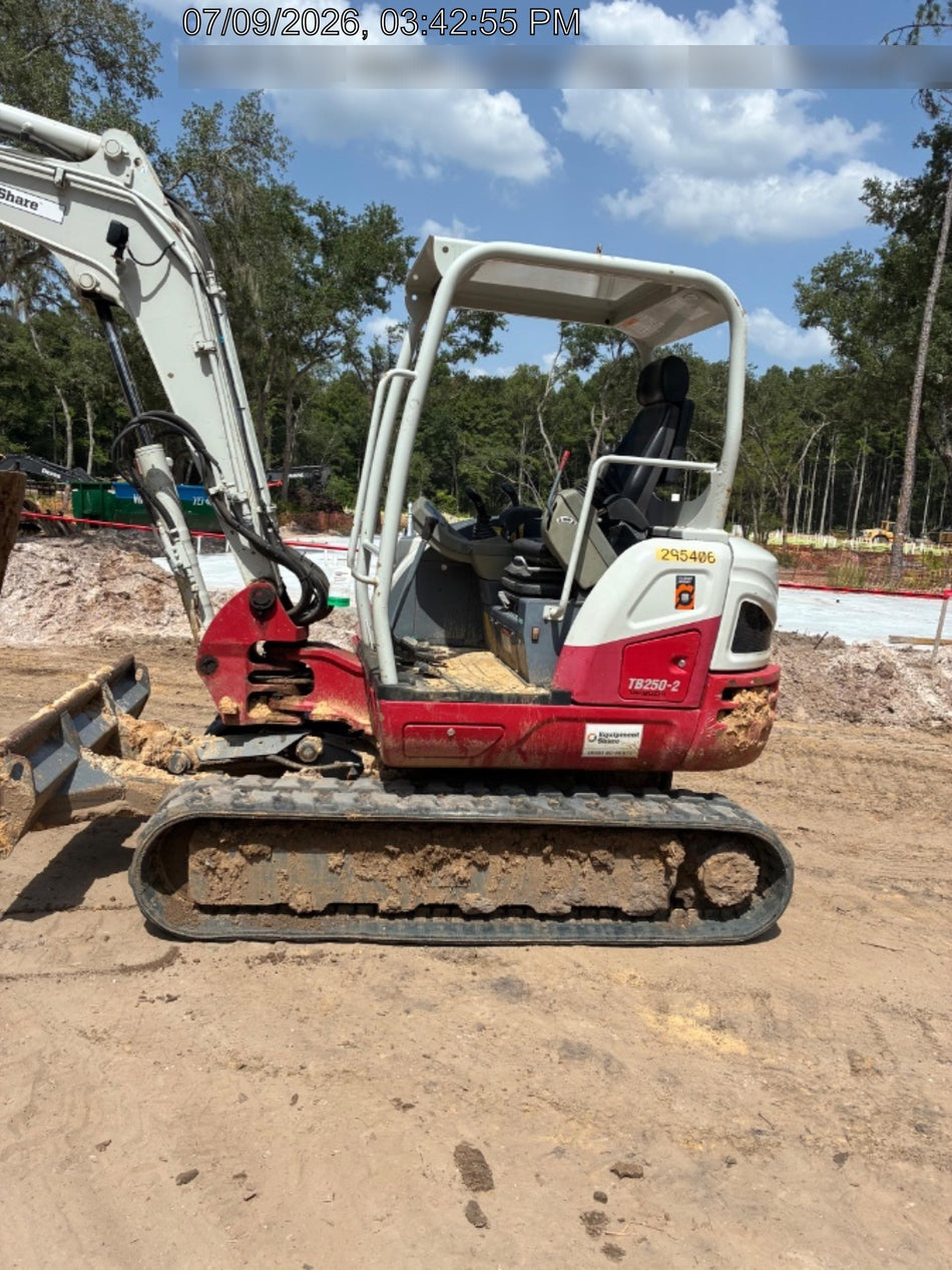 2023 TAKEUCHI TB250-2R