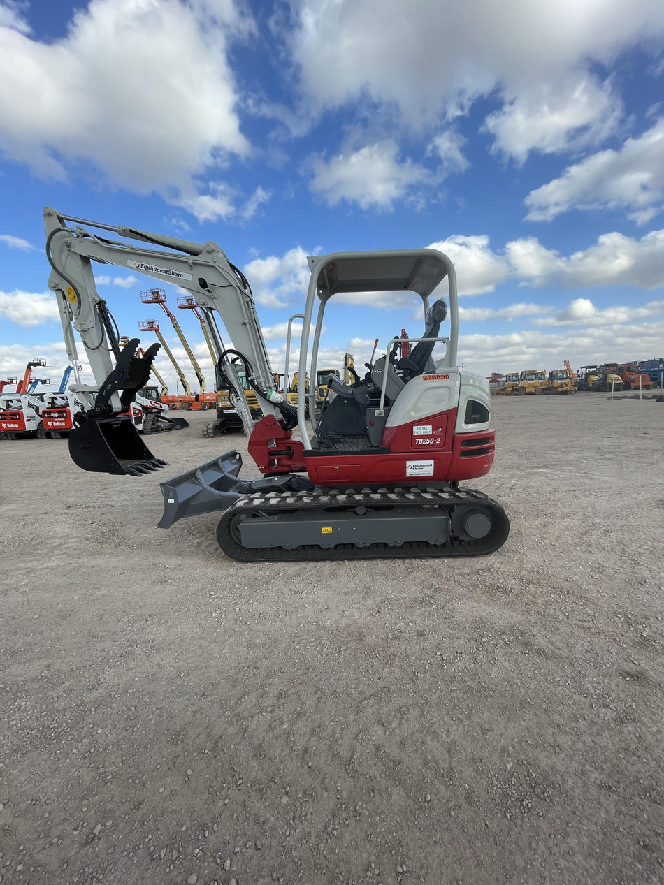 2022 TAKEUCHI TB250-2R