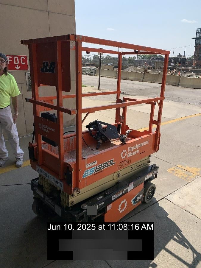 2022 JLG ES1330L