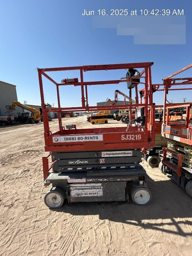 2020 Skyjack SJIII-3219 Solid NM Tires, Half height spring hinged entry gate, Dual Beacons, 800W Inverter