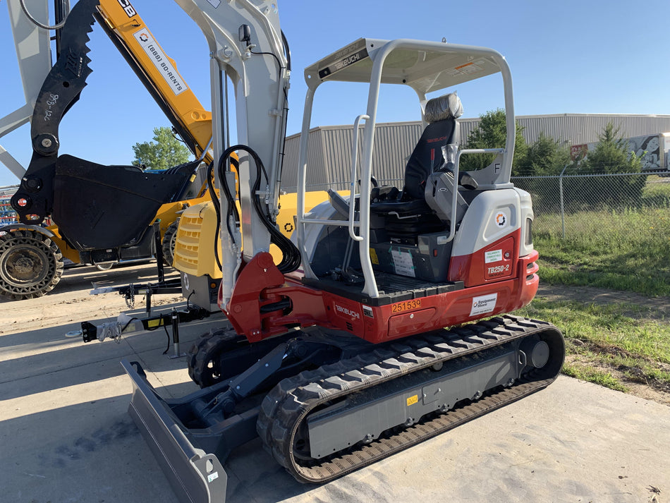 2022 TAKEUCHI TB250-2R