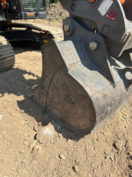 2025 HITACHI 54" Bucket - Hitachi