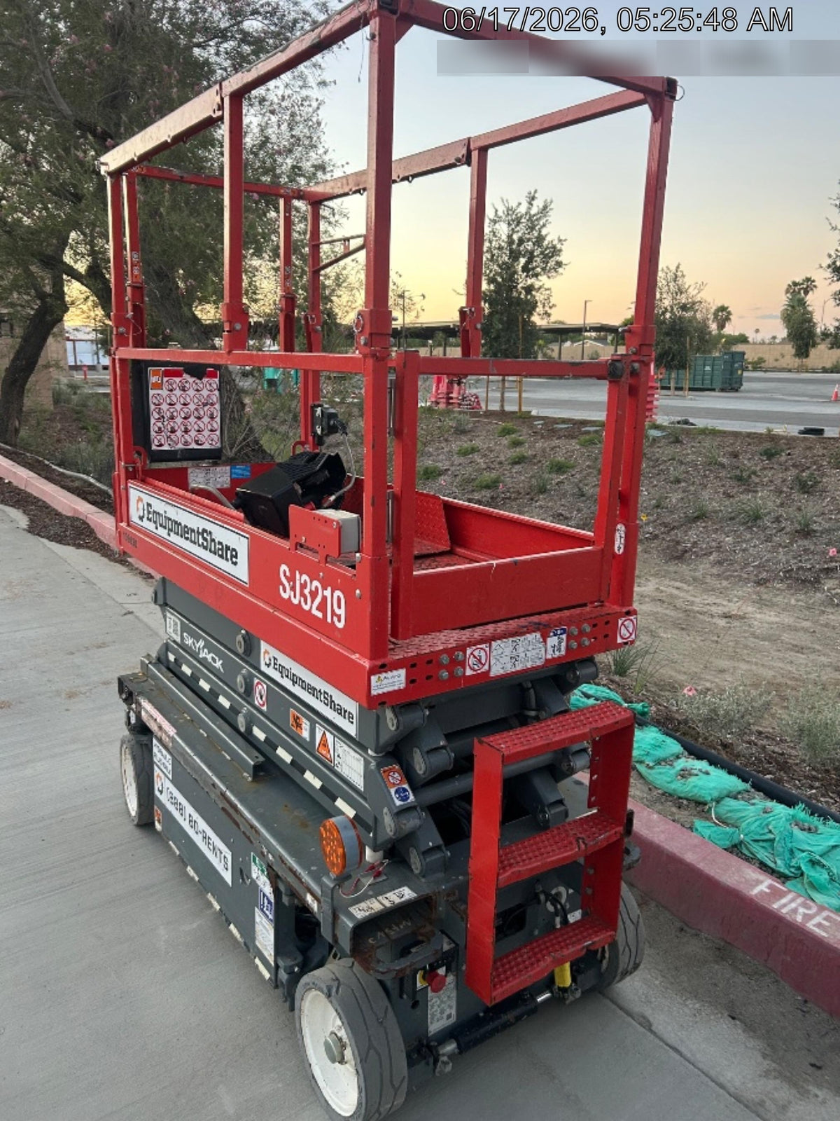 2020 Skyjack SJIII-3219 Solid NM Tires, Half height spring hinged entry gate, Dual Beacons, 800W Inverter