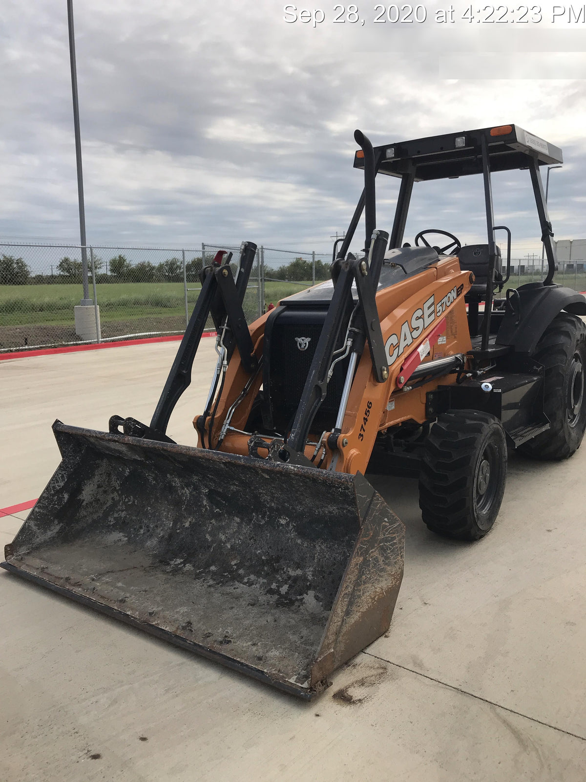 2019 Case 570N EP Canopy, 4WD, GP Front Bucket, Dual Tilt Cylinder, 84" Box Blade w/ Scarifier, Wheel Weights, Beacon