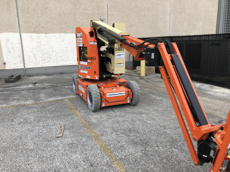 2019 JLG E300AJP