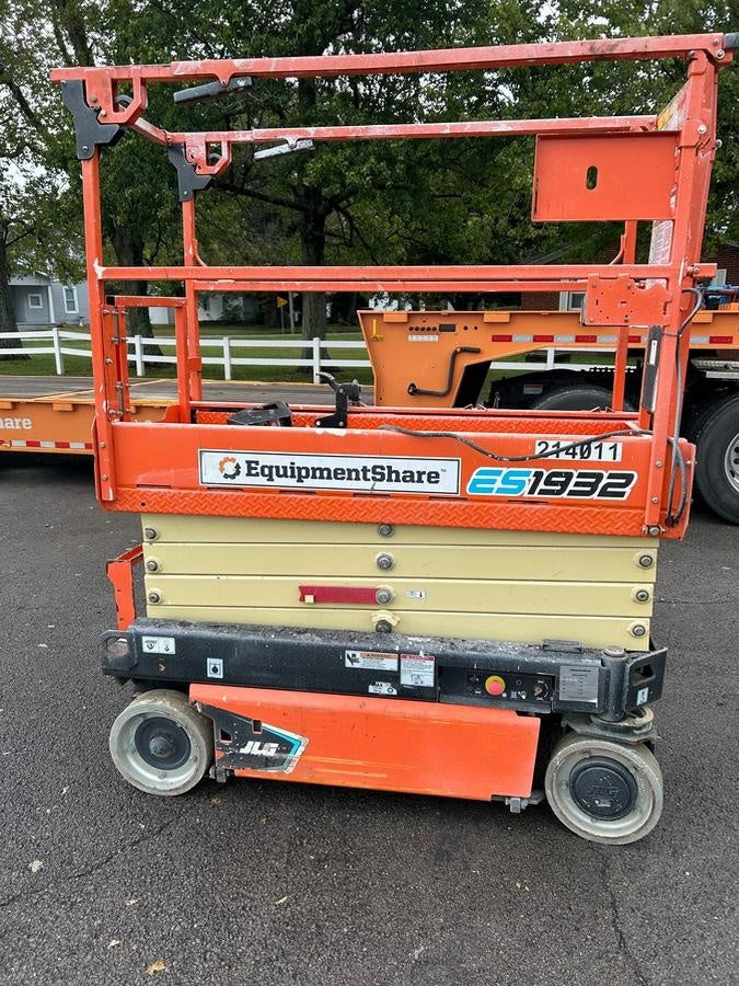 2022 JLG ES1932