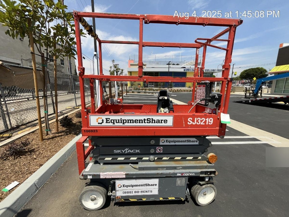 2020 Skyjack SJIII-3219 Solid NM Tires, Half height spring hinged entry gate, Dual Beacons, 800W Inverter