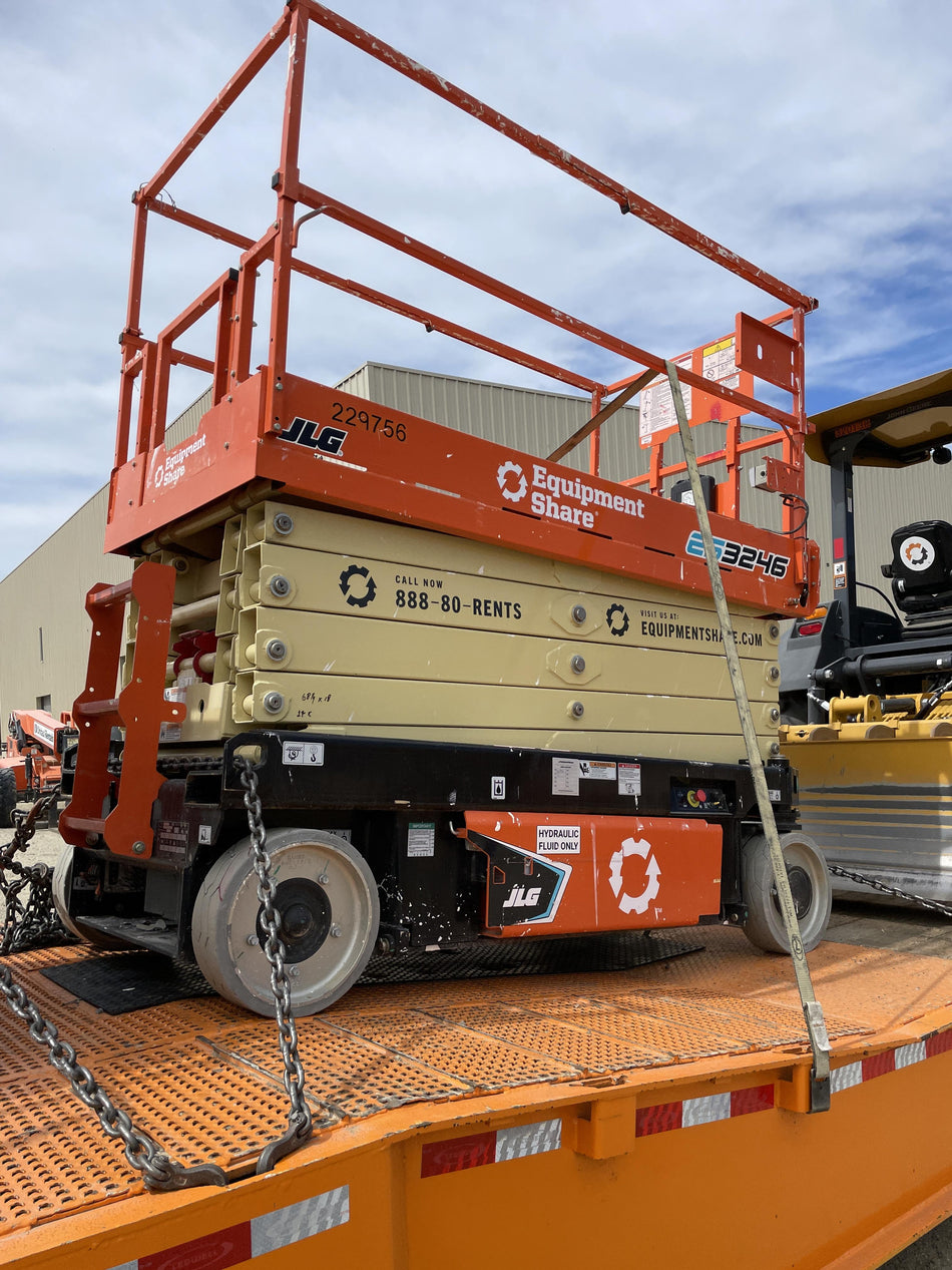 2022 JLG ES3246