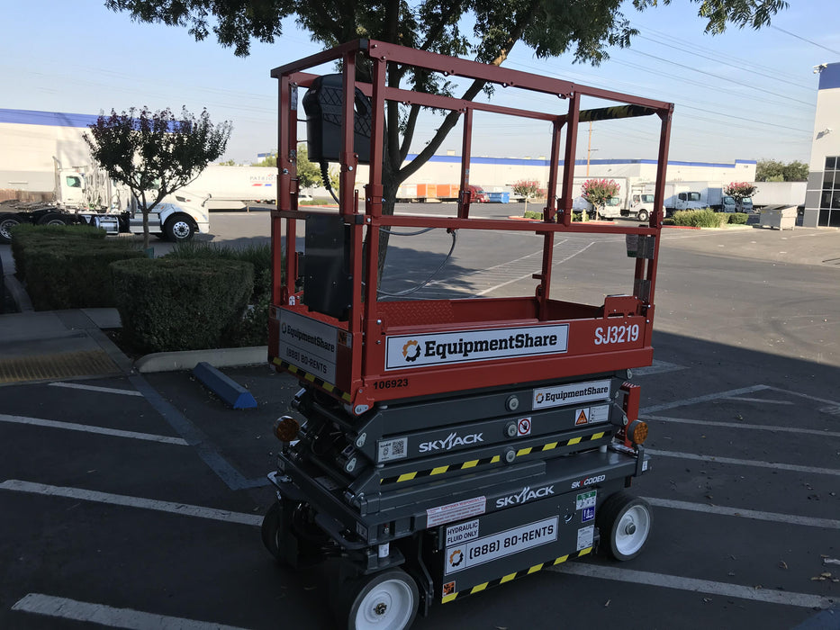 2020 Skyjack SJIII-3219 Solid NM Tires, Half height spring hinged entry gate, Dual Beacons, 800W Inverter