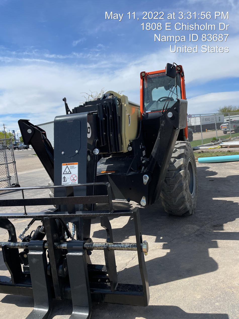 2022 JLG 1075