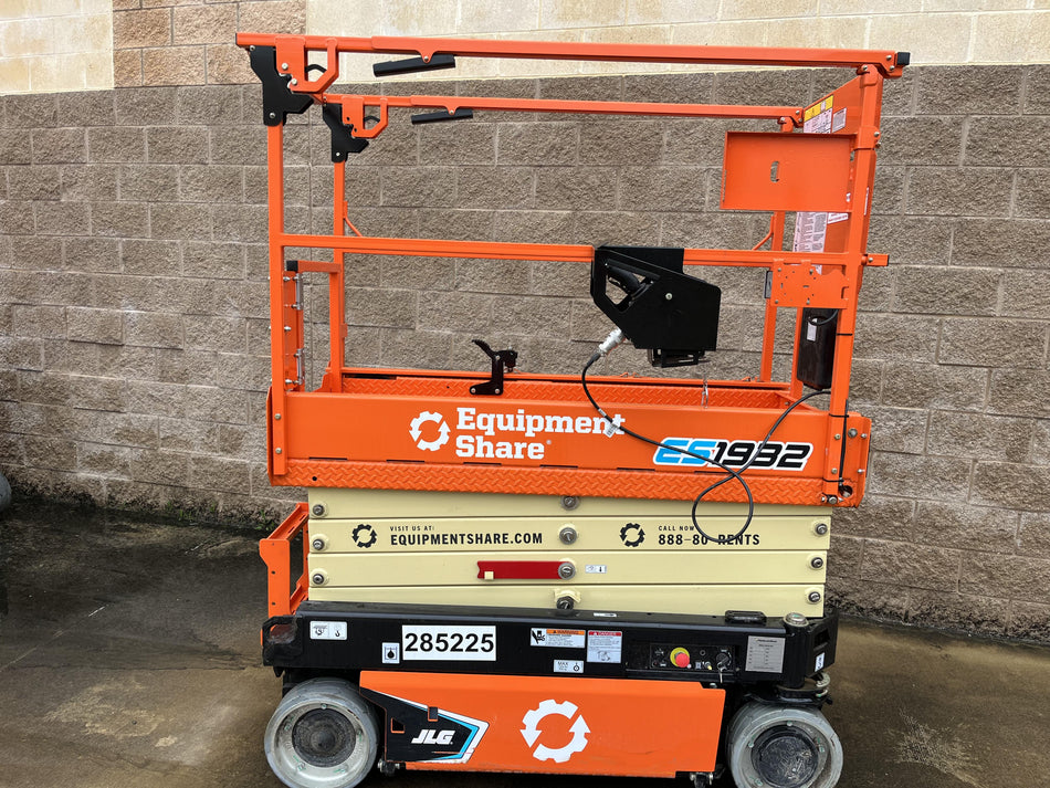 2022 JLG ES1932