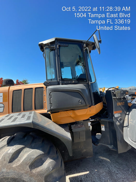 2017 Case 821G CLOSED CAB, JRB 418 STYLE HYD COUPLER