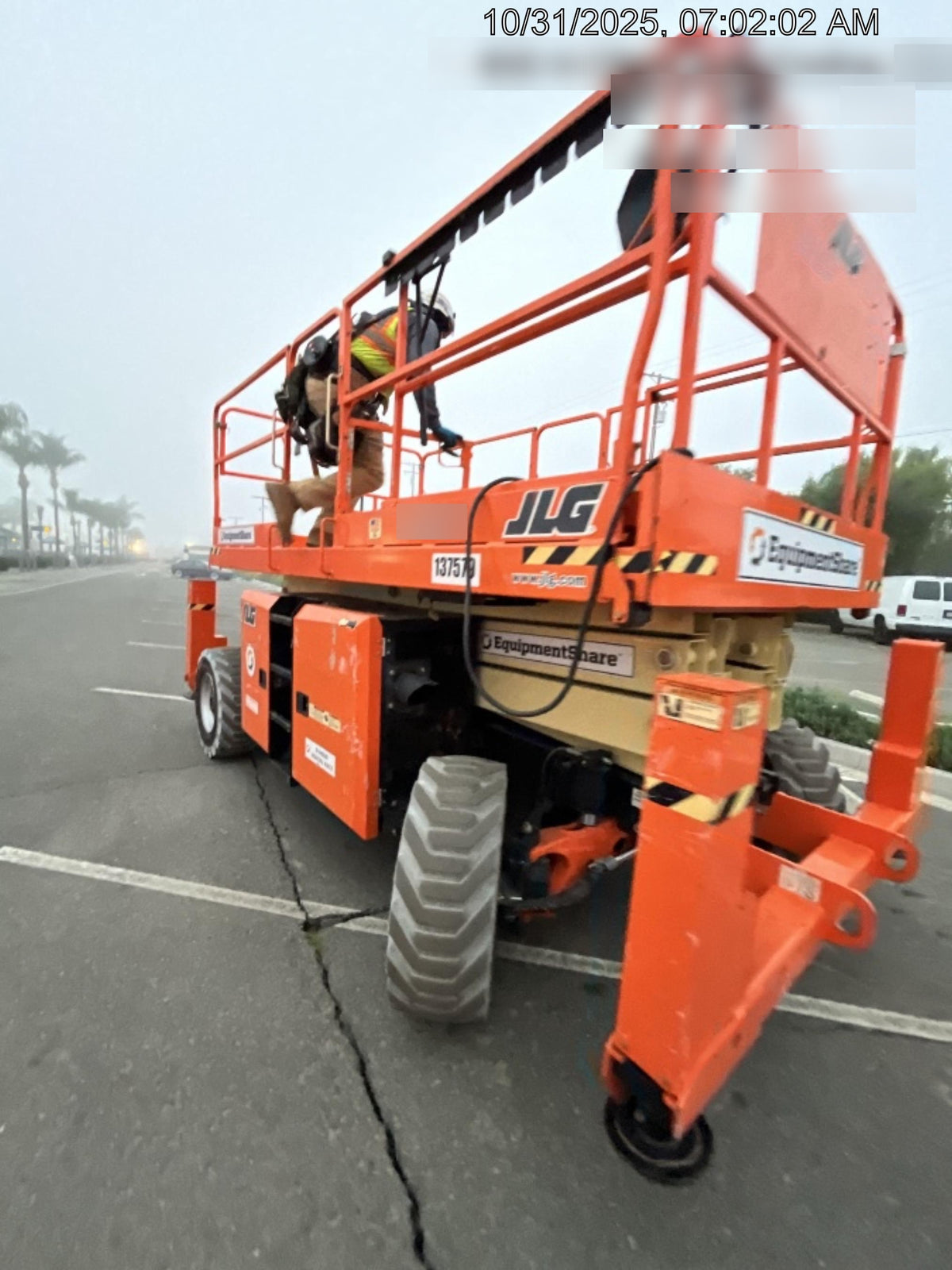 2021 JLG 330LRT