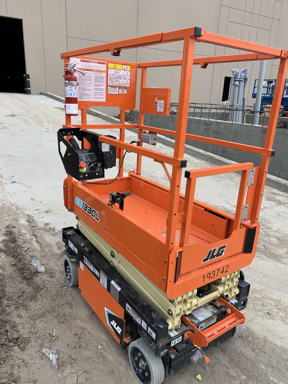 2021 JLG ES1330L