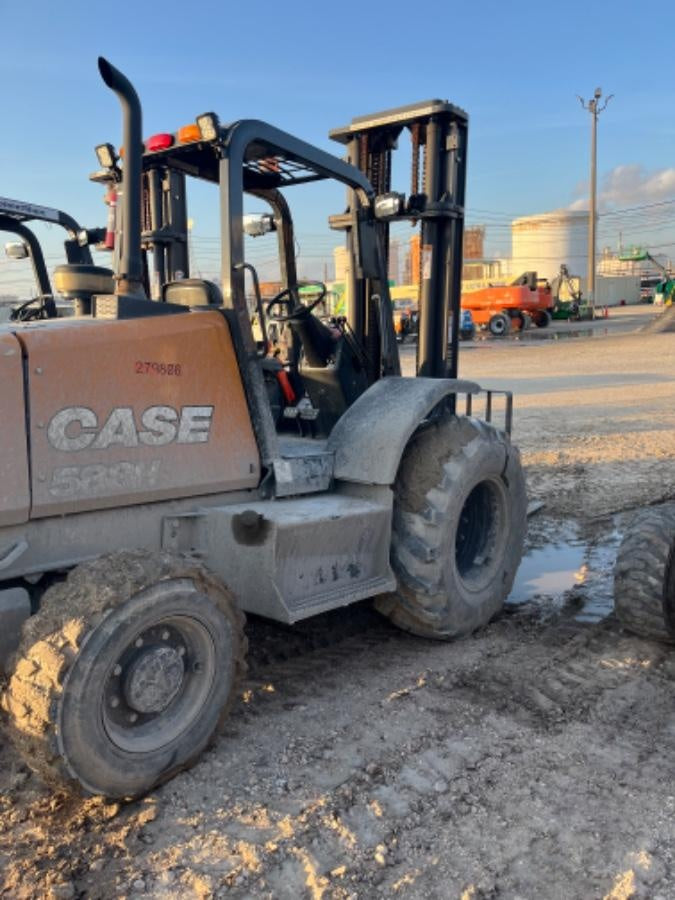 2023 CASE 588H