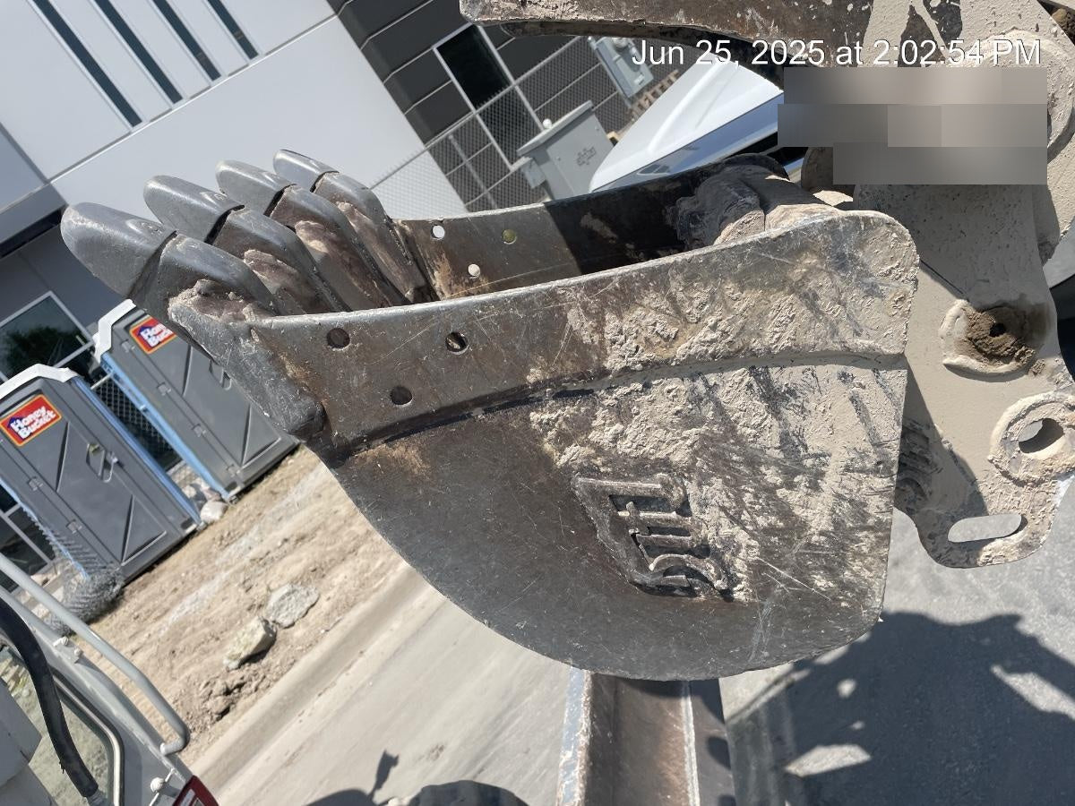 2021 TAKEUCHI 18" Bucket - Takeuchi