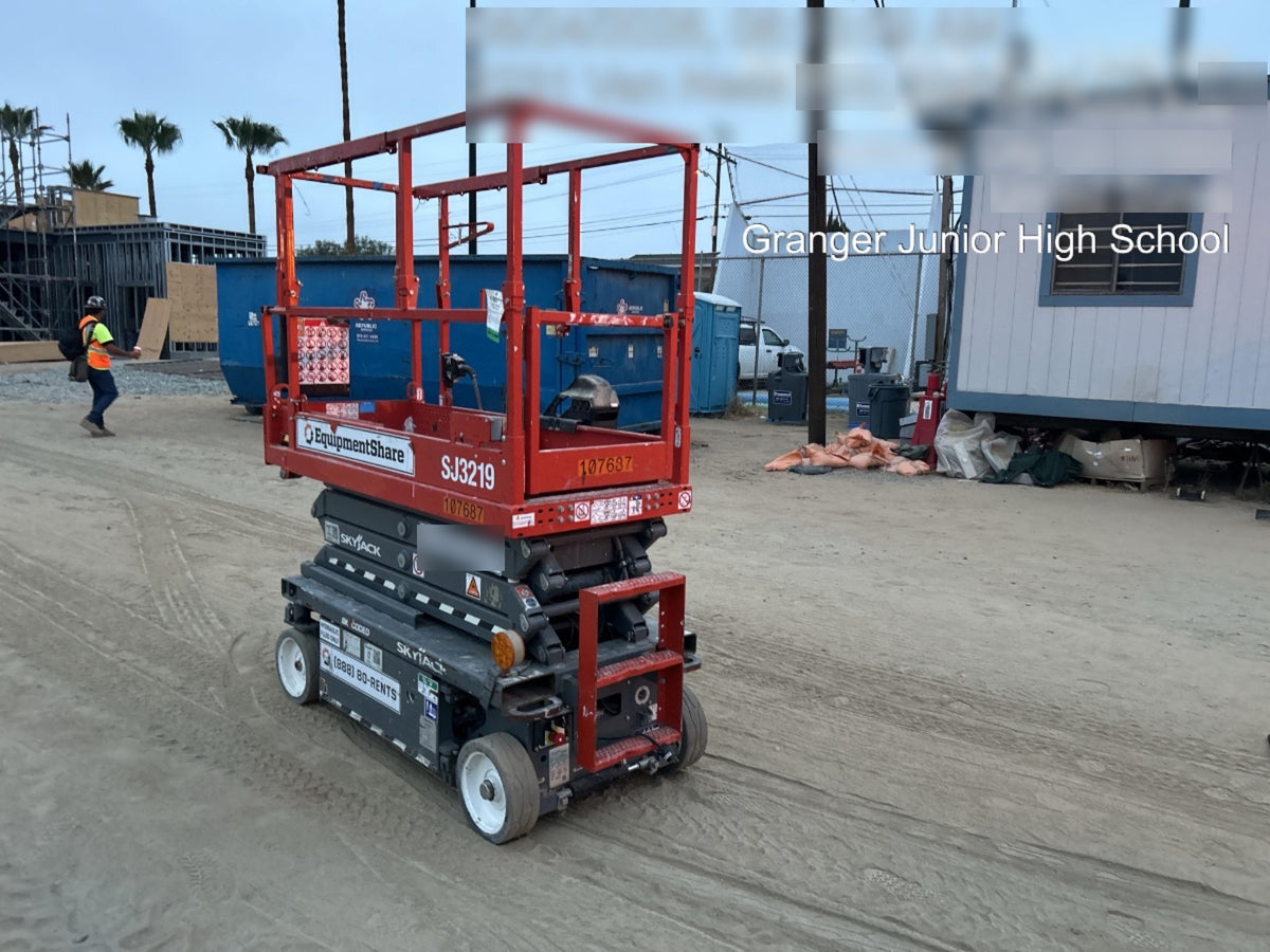 2020 Skyjack SJIII-3219 Solid NM Tires, Half height spring hinged entry gate, Dual Beacons, 800W Inverter