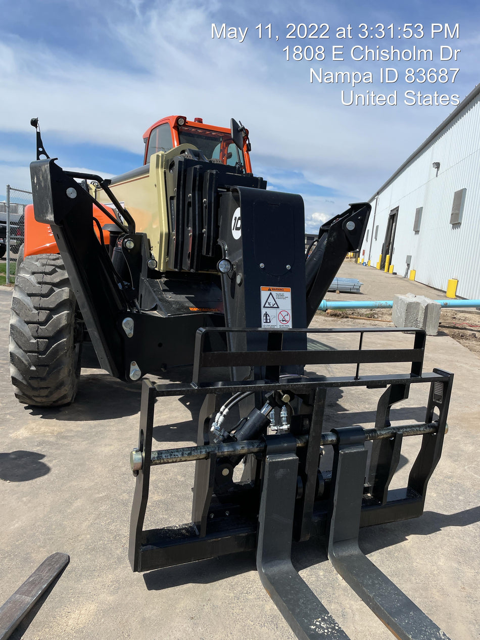 2022 JLG 1075