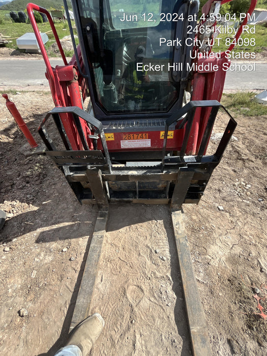 2021 TAKEUCHI 48" Pallet Forks - Takeuchi