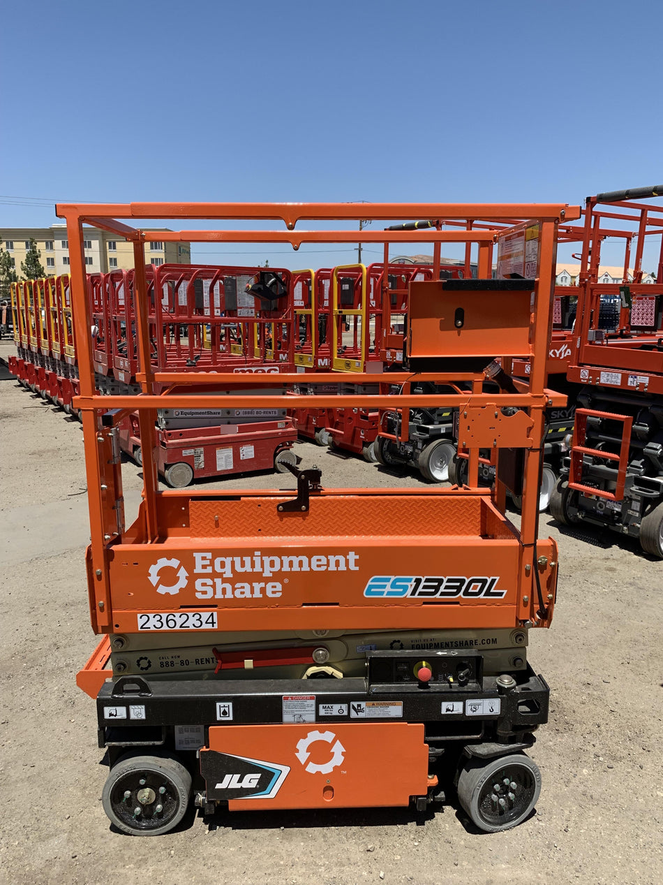 2022 JLG ES1330L