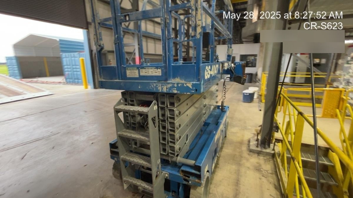 2019 Genie GS-4047 Folding rails with half height swing gate