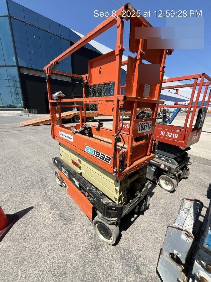 2021 JLG ES1932