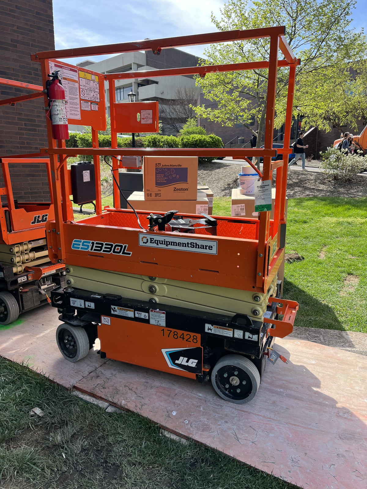 2021 JLG ES1330L