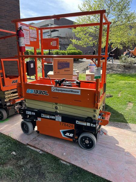 2021 JLG ES1330L