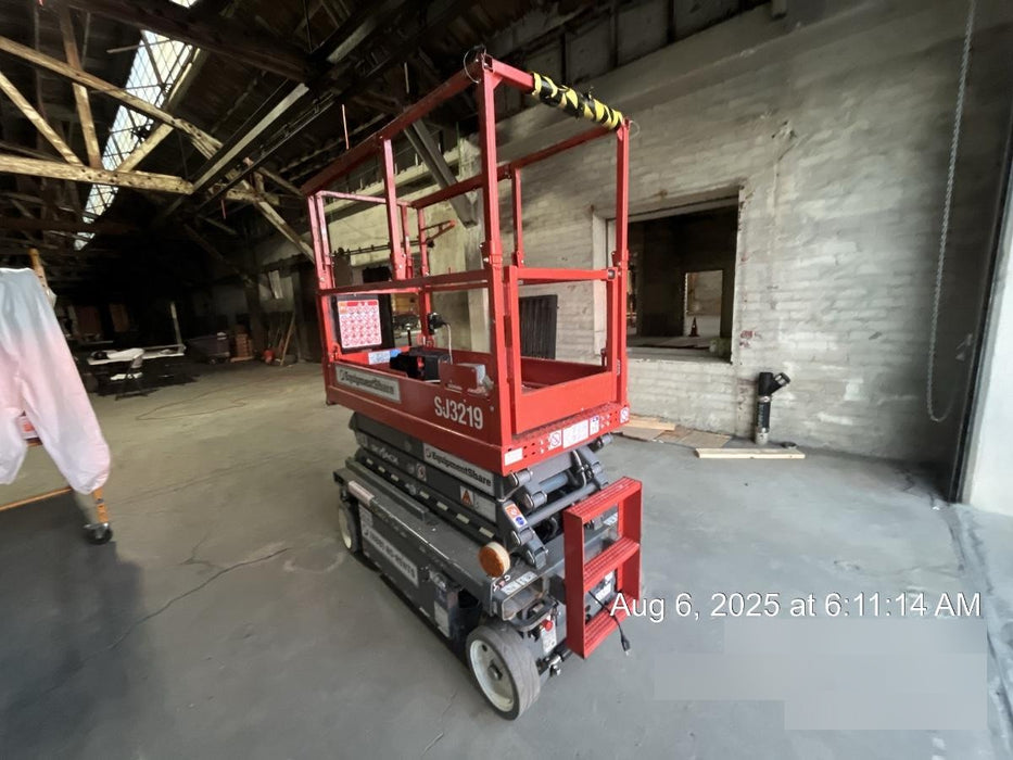 2020 Skyjack SJIII-3219 Solid NM Tires, Half height spring hinged entry gate, Dual Beacons, 800W Inverter