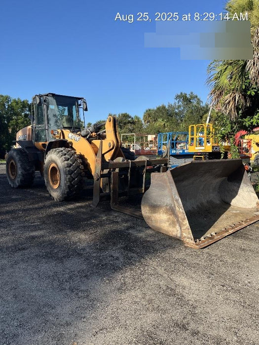 2016 Case 821F CLOSED CAB, JRB 418 STYLE HYD COUPLER