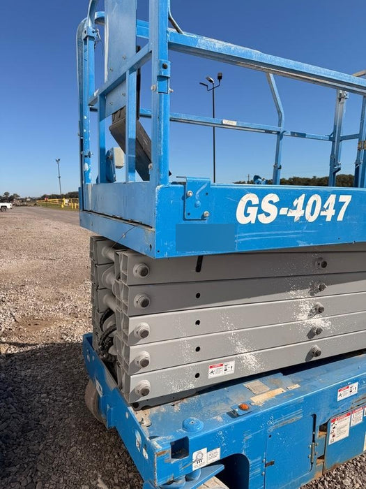 2019 Genie GS-4047 Folding rails with half height swing gate