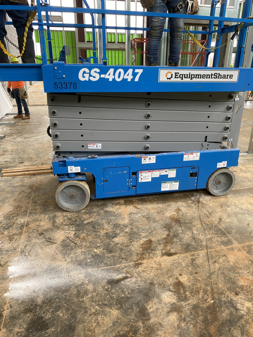 2019 Genie GS-4047 Folding rails with half height swing gate