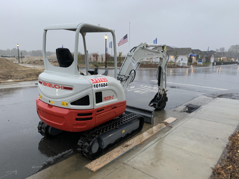 2021 TAKEUCHI TB235-2R