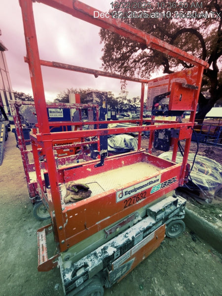 2022 JLG ES1330L