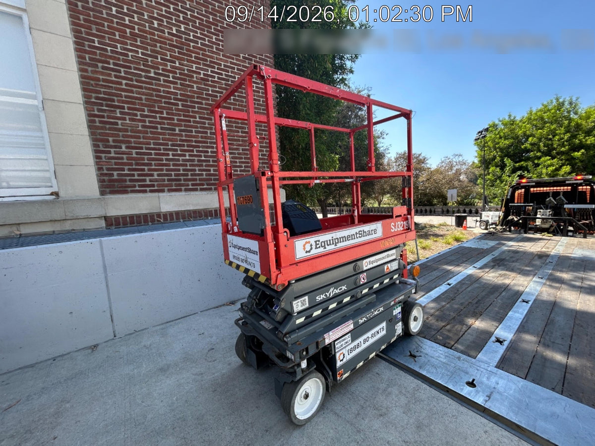 2020 Skyjack SJIII-3219 Solid NM Tires, Half height spring hinged entry gate, Dual Beacons, 800W Inverter