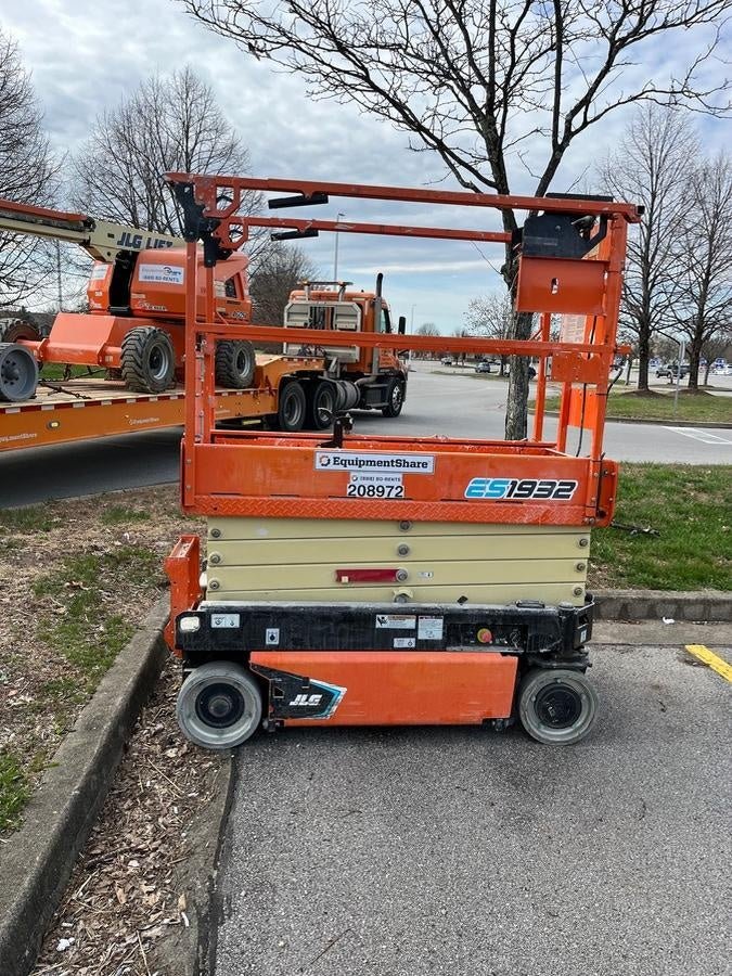 2022 JLG ES1932