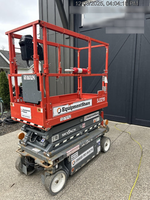 2020 Skyjack SJIII-3219 Solid NM Tires, Half height spring hinged entry gate, Dual Beacons, 800W Inverter