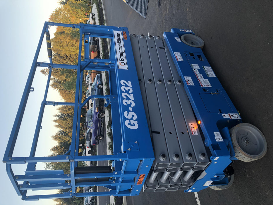 2020 Genie GS-3232 Standard, Folding half height swing gate, 800W Inverter