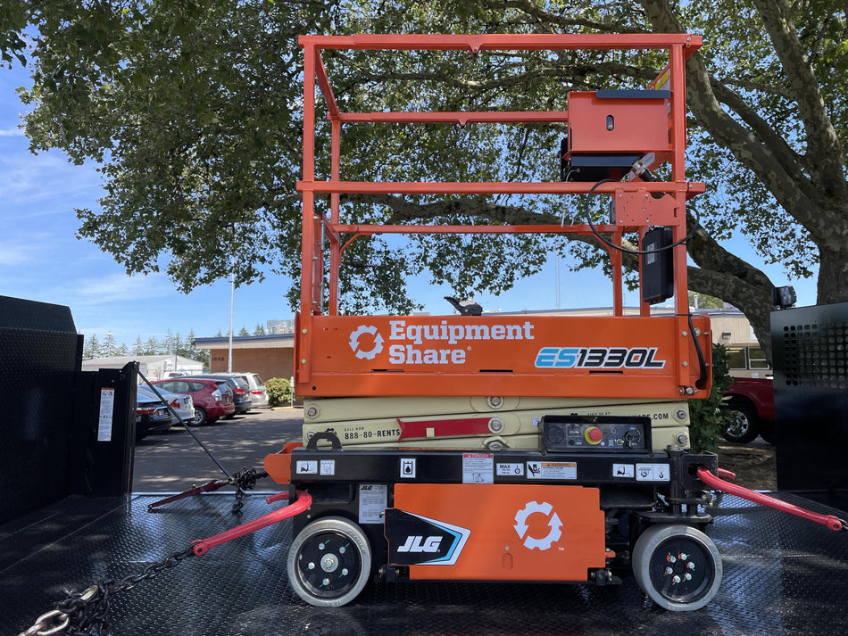 2022 JLG ES1330L