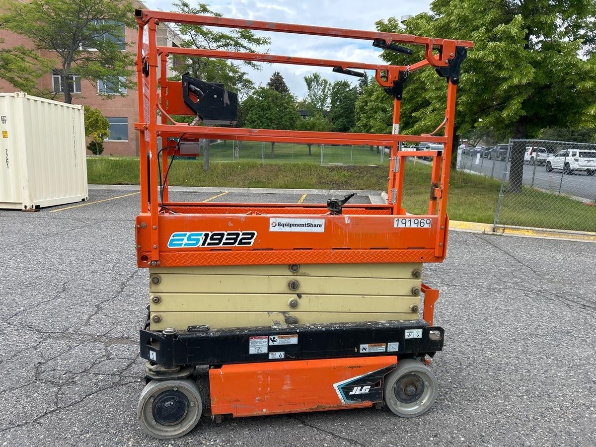 2021 JLG ES1932